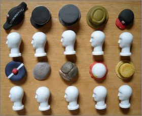 Une t�te un chapeau - F�ves mates - 2004